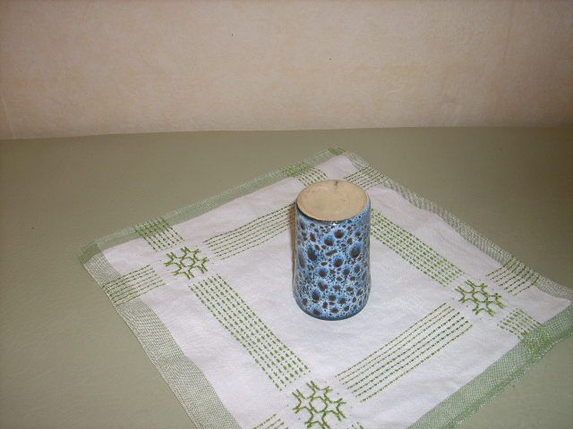 Handgetöpferte kleine blau-weiße Keramikvase in Crimmitschau