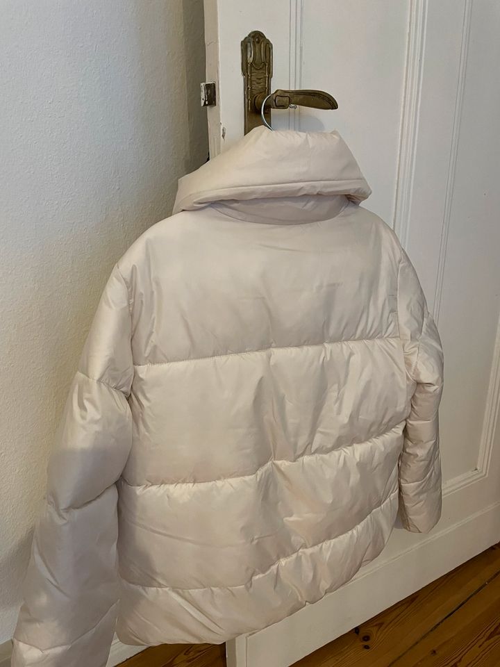 Pufferjacke / Winterjacke / “Daunenjacke” Cremeweiß Gr. 38 in Berlin