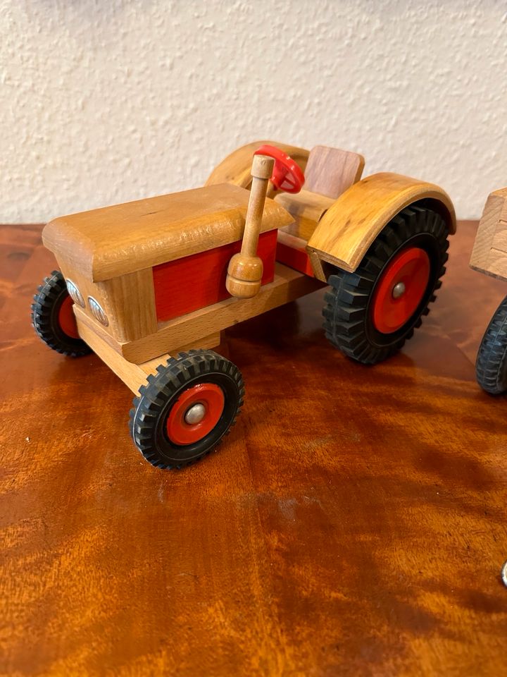 großer DDR Traktor Holz mit Anhänger Gummiräder 60er 70er Jahre in Aschersleben