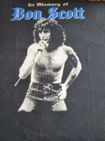 Obacht AC/DC-Fans: Bon Scott-Memory-Kurzarm-T-Shirt Schleswig-Holstein - Ulsnis Vorschau
