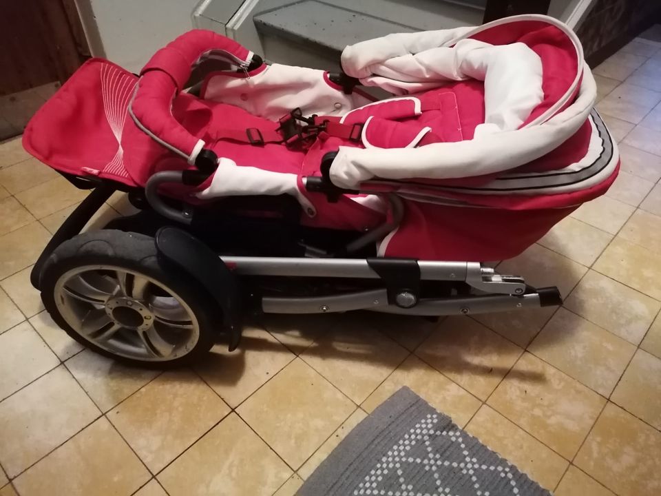 Kinderwagen Himbeer-Farbe in Dortmund