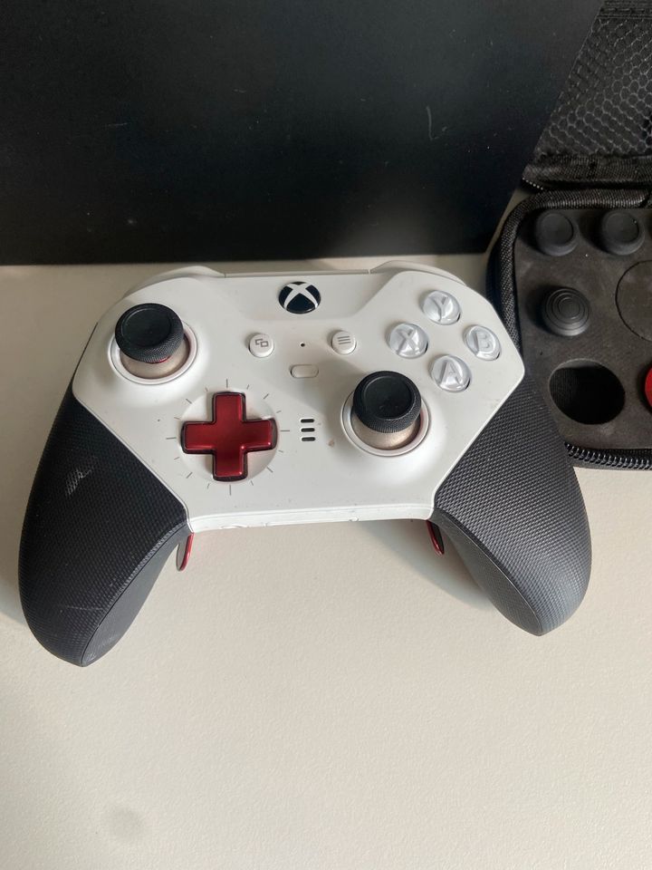 Xbox One X mit Elite Pro Controller in Köln