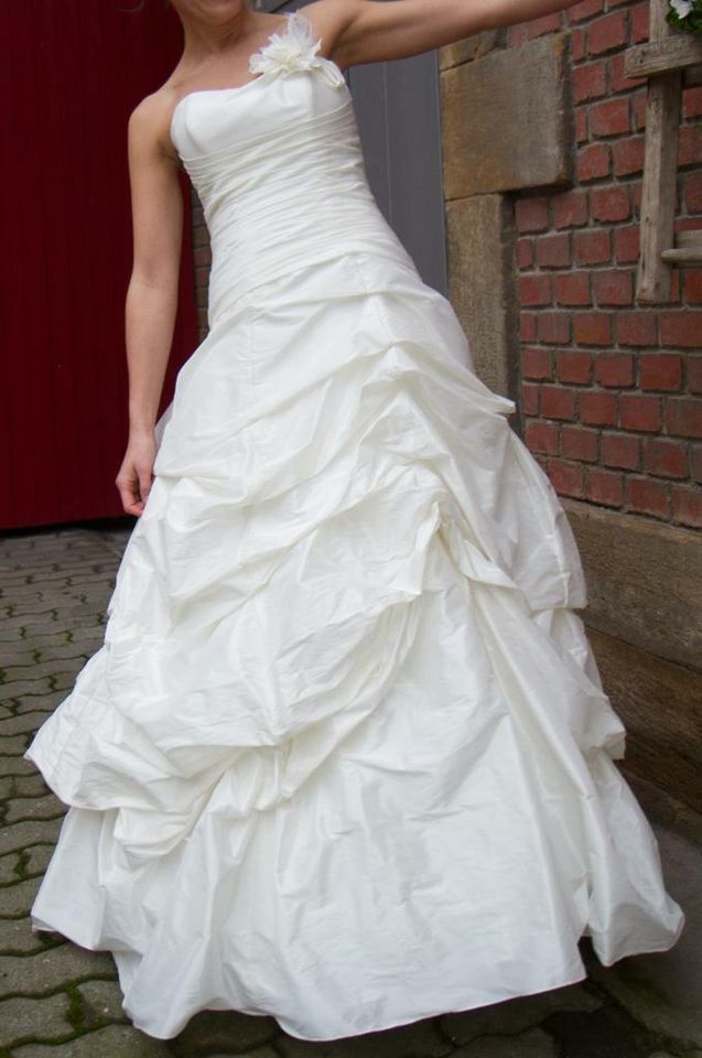 Wunderschönes Brautkleid Hochzeitskleid in Größe 34 36 38 40 in Ebensfeld