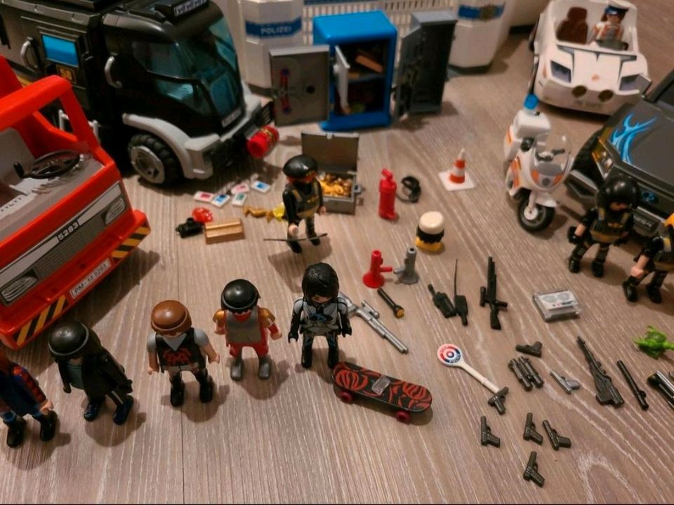 Playmobil großes Set Polizeistation SEK Truck Auto Figuren Tresor in Dinkelsbuehl