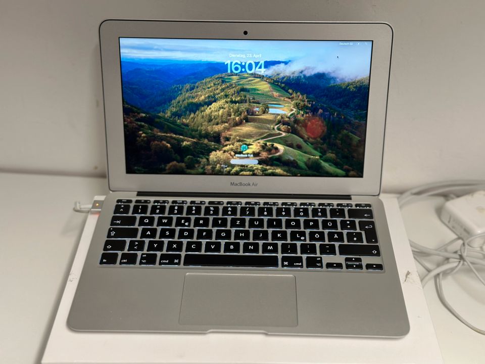 Apple MacBook Air 11,6 Zoll top in OVP mit OS 14 in Rehweiler