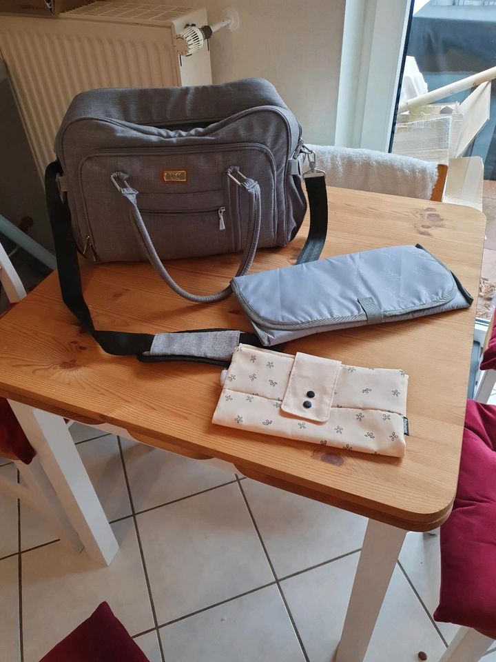 Wickeltasche mit Unterlage und Windeltasche in Steinfeld