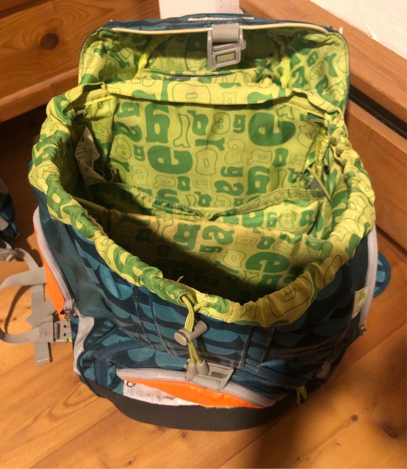 Schulranzen Ranzen Rucksack Ergobag mit 14 Kletties und Regencape in Stade