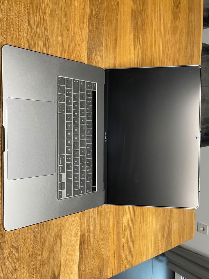Apple MacBook Pro 16“ spacegrau 2019,Touchbar!Nur 57 Ladezyklen! in Rietberg