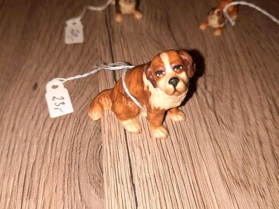 Hunde holzgeschnitzt Krippenfiguren Krippenzubehör in Gachenbach