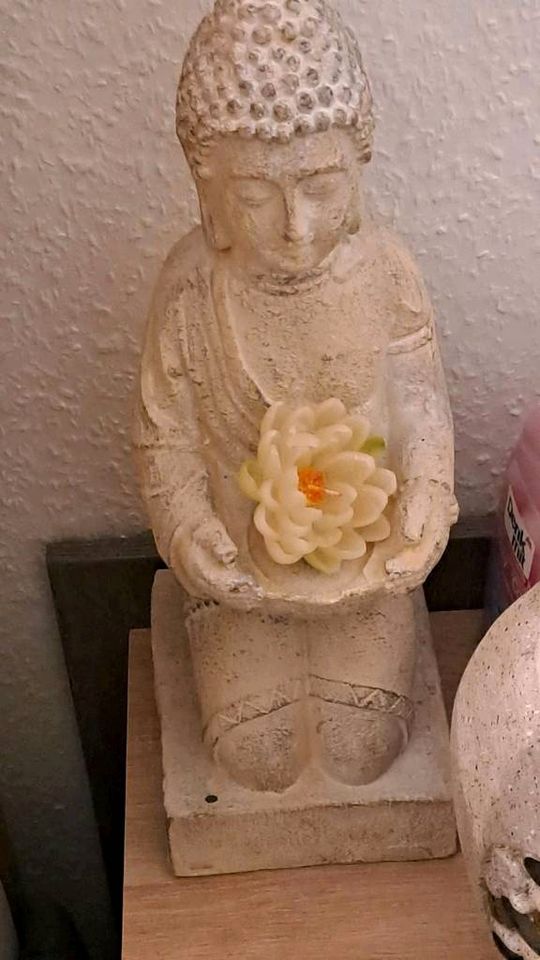 Buddha mit Lotusblüte  aus Stein in Ockenheim