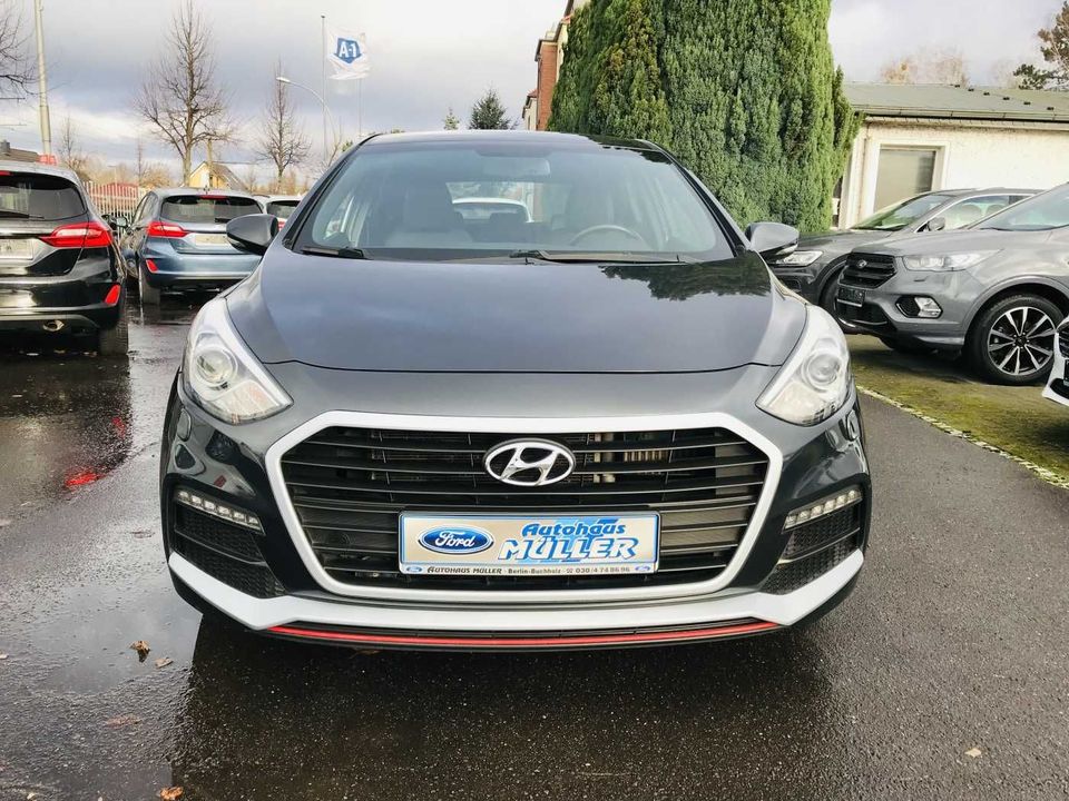 Hyundai i30 1.6 Turbo GDI, Bi-Xenon,Teilleder,Navi in Berlin