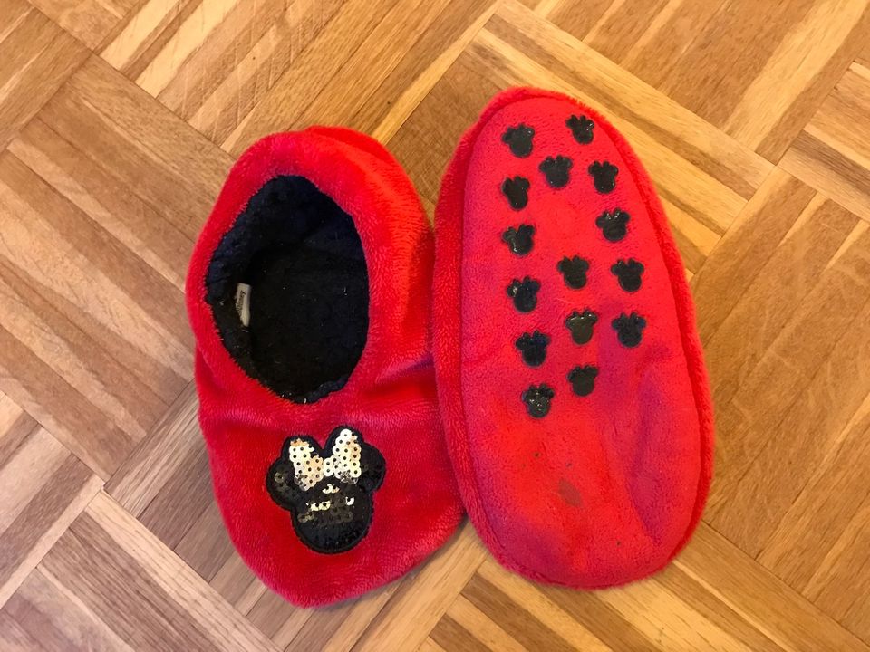 Hausschuhe rot schwarz Minnie Mouse - Größe 32 - Disney in Hamburg