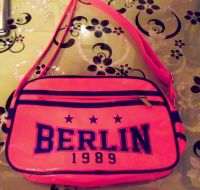 Tasche aus Kunstleder , Farbe Neonpink, mit Aufrdruck Berlin Brandenburg - Neuenhagen Vorschau