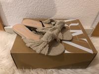 ZARA Pantoletten Schuhe Latschen Sandalen beige Gr. 40 NEU Nordrhein-Westfalen - Iserlohn Vorschau