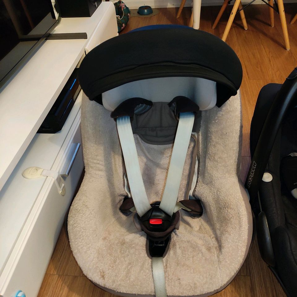 Kindersitze Maxi Cosi Pebble und Pearl + Isofix in Hamburg