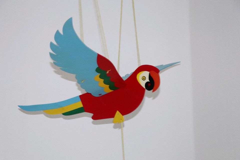 Fliegender Papagei Mobile / Aufhänger aus Holz in Diepenau
