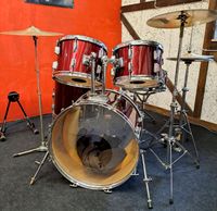 Schlagzeug Drumset rot mit Becken und Hocker Nordrhein-Westfalen - Dinslaken Vorschau