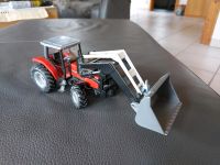 Siku Traktor Massey Ferguson 4270 mit bewegbarer Schaufel Stuttgart - Vaihingen Vorschau