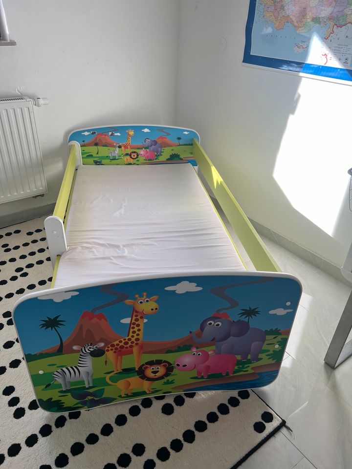 Kinderbett mit Matratze und Lattenrost in Sindelfingen