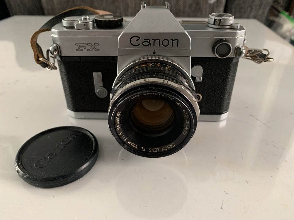 Canon FX Spiegelreflexkamera mit Canon Objektiv 50 mm f/1,8 FL in Hamburg