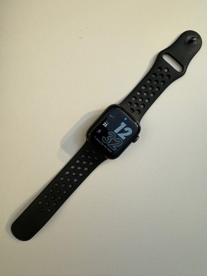 Apple Watch Nike Series 6 40 mm Aluminiumgehäuse space grau am Ni in Freudenstadt