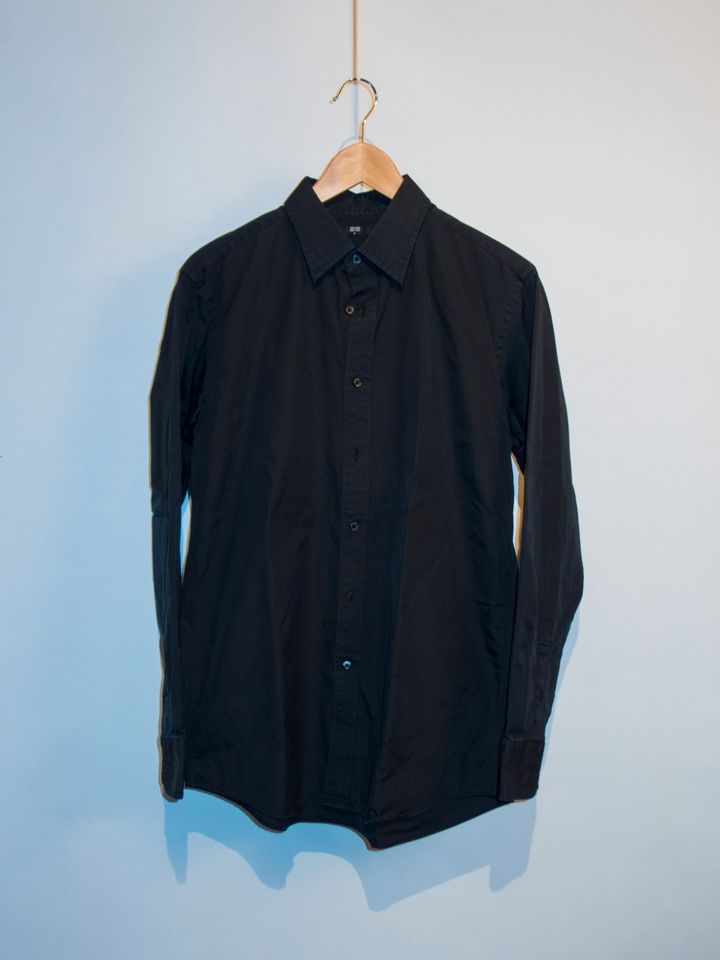 UNIQLO 2x Herren Hemden schwarz Regular Fit Shirt Gr. M in Vaterstetten
