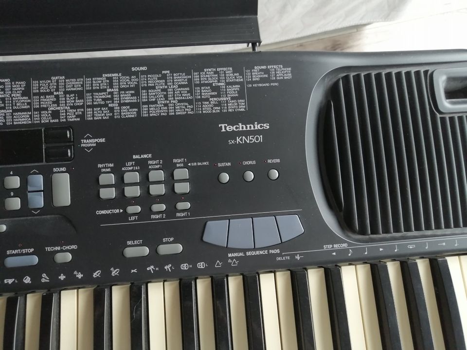 Keyboard KN501 mit Ständer in Oftersheim