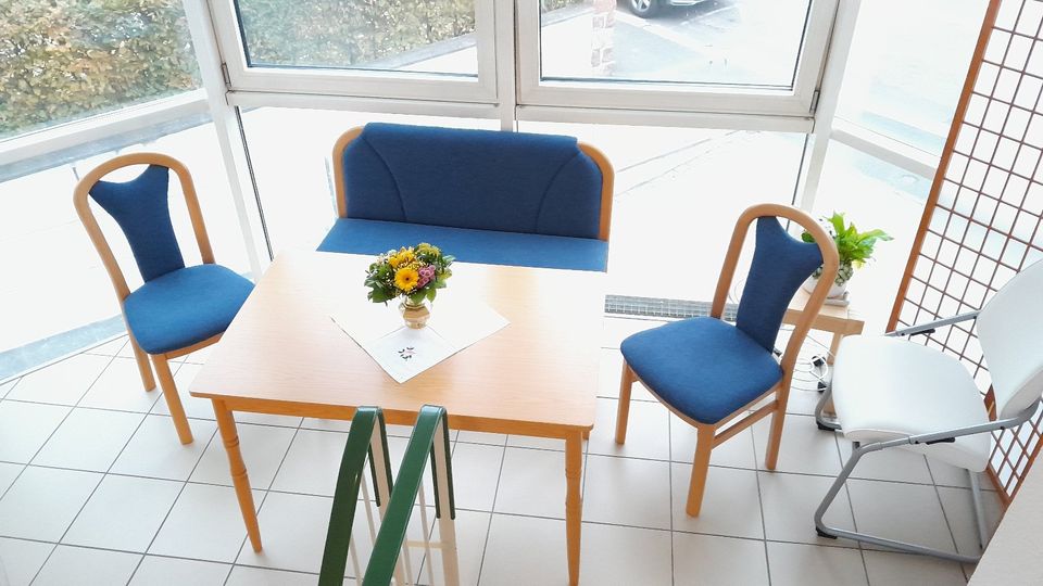 Tisch mit einer Bank und 2 Stühlen in Freiberg