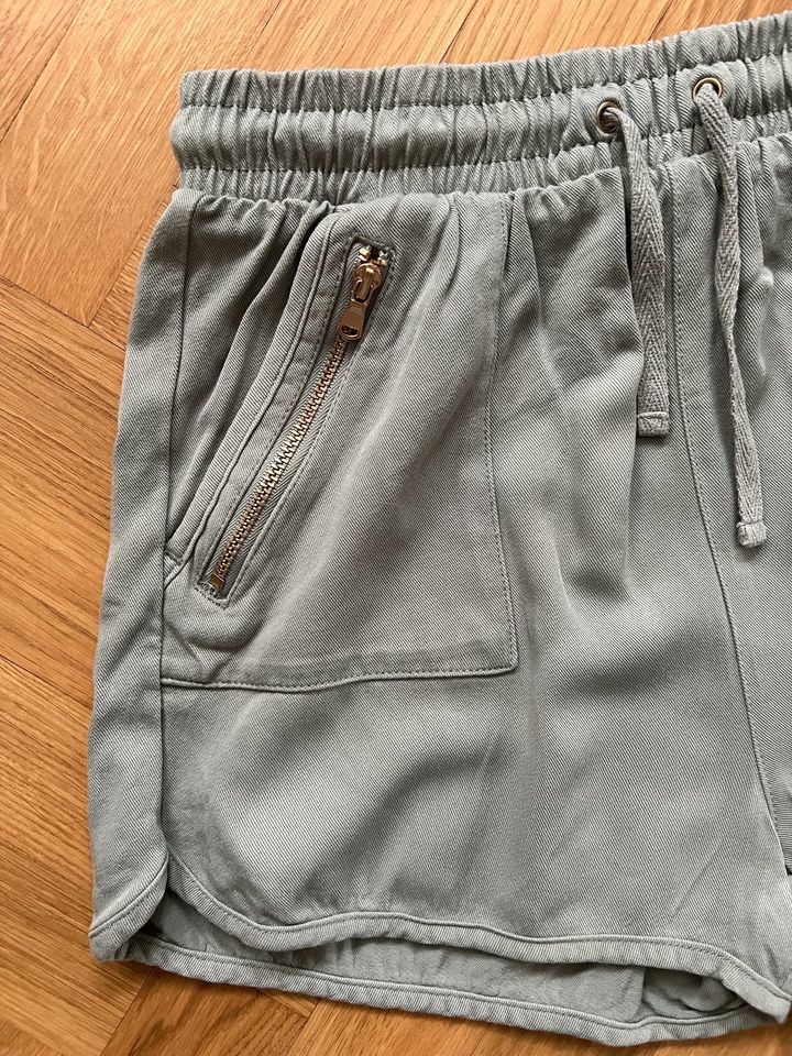 H&M Shorts kurze Hose Gr. 164 salbeifarben in Hersbruck