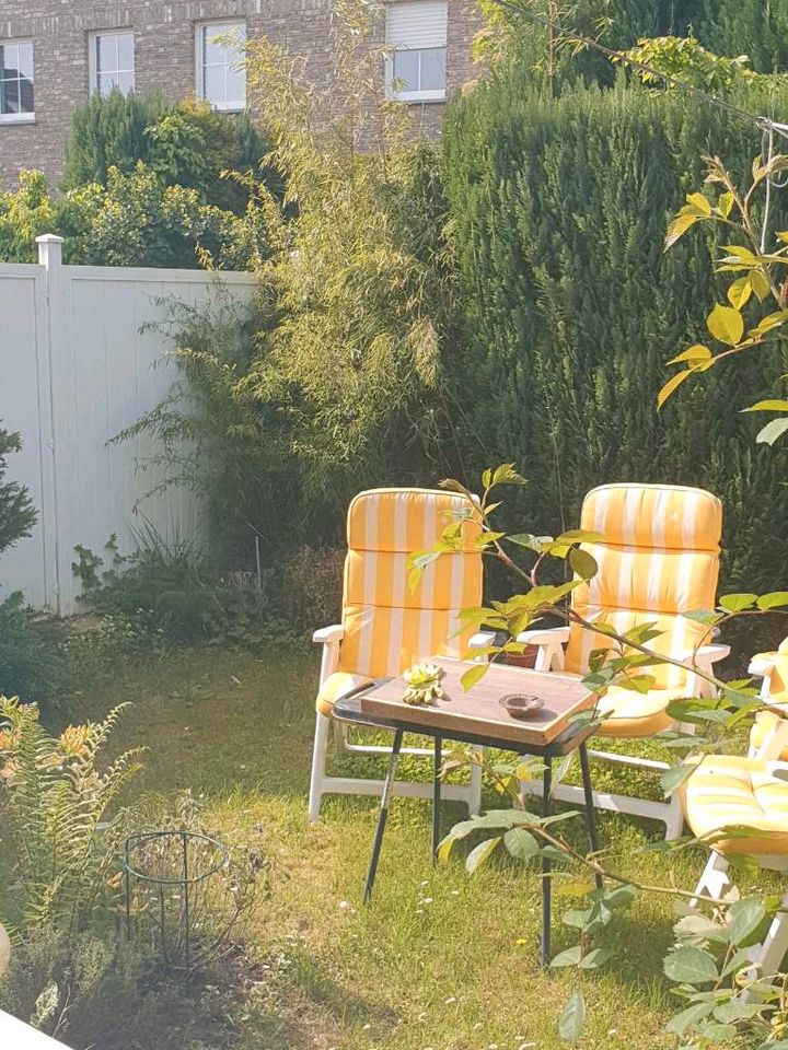 4 Garten Stühle verstellbar mit 8 Sitzvorlagen + Sonnenschirm in Köln