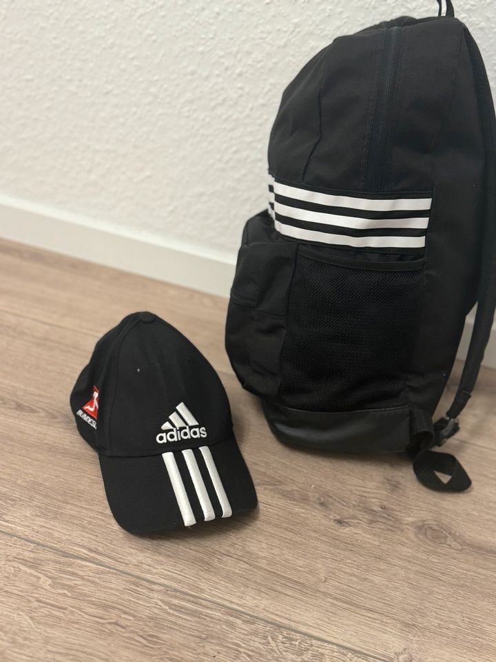 Adidas Rucksack mit Hut in Kaiserslautern