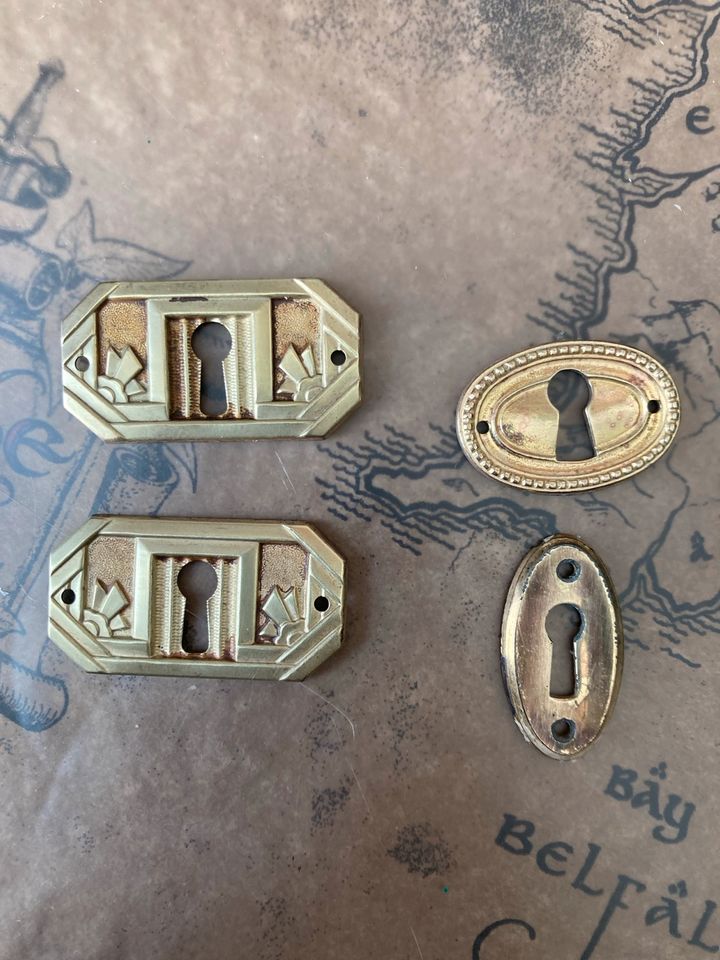 Schlüsselloch Beschläge Antik Gold Messing Möbel Vintage in Marburg