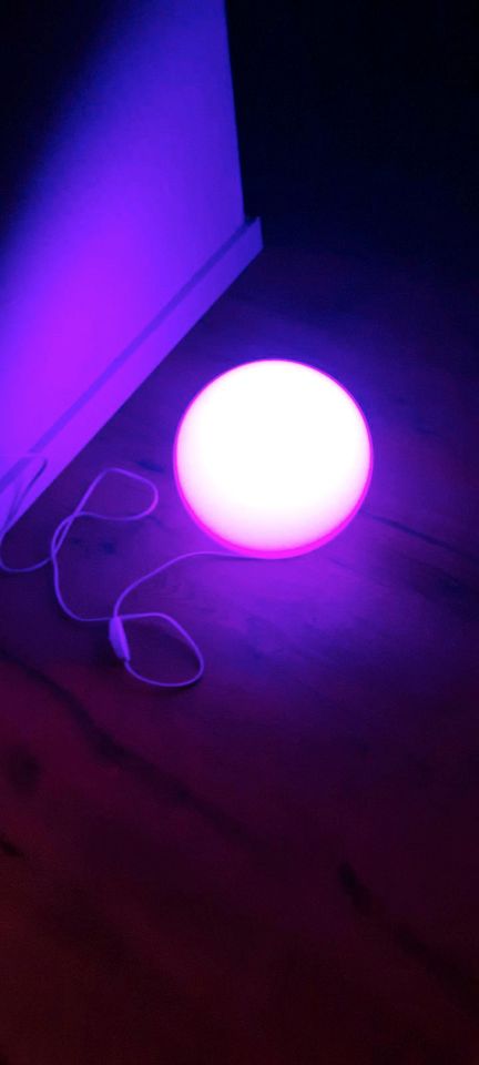 Kugellampe mit LED Birne Farben wechselbar in Essen