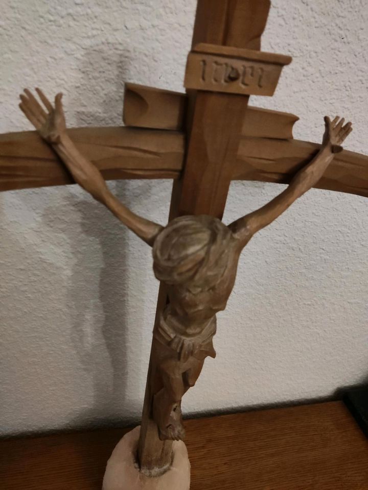 Holzkreuz Kreuz mit Christus Schnitzarbeit mit  Salzkristall in Manching