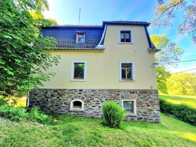 Teilsanierte Gründerzeit-Villa mit 4 Wohneinheiten auf großzügigem Grundstück! in Schlettau