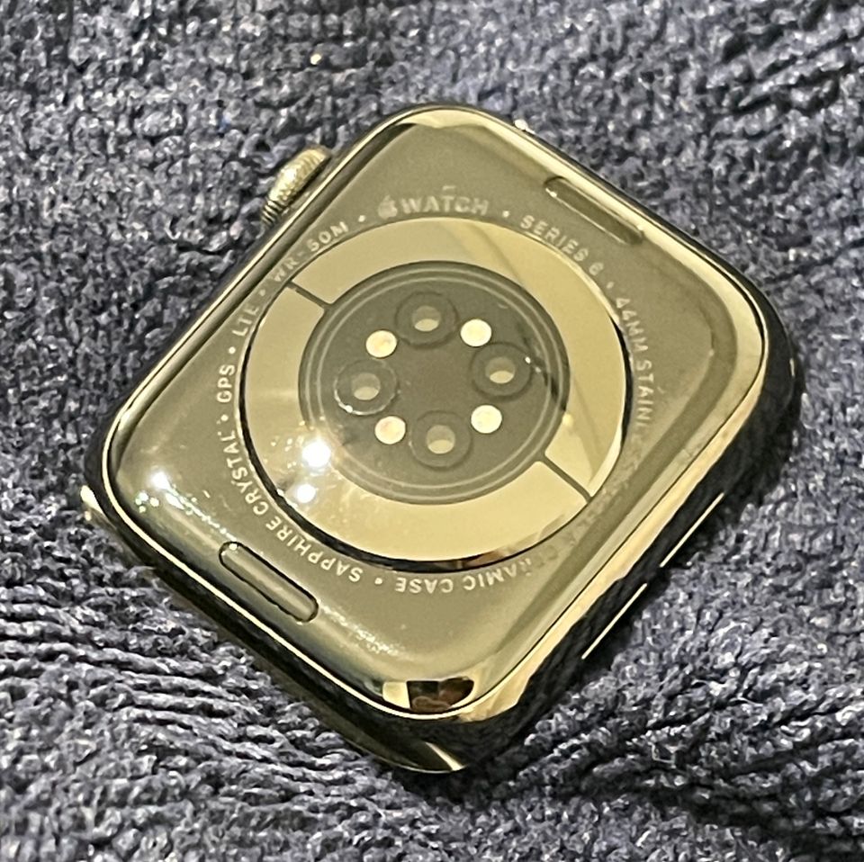 Apple Watch 6 (GPS + Cellular, 44 mm) Edelstahl Milanaise in Königsbronn