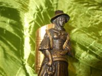 FIGUR FRAU MIT KIEPE-BRONZE MESSING ZAHNSTOCHER-NÄHNADELN  UM 1 Bayern - Stockdorf Vorschau