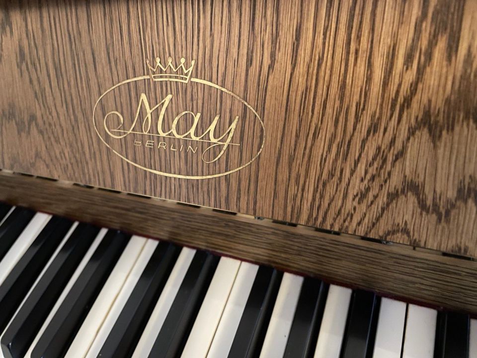 Klavier von May Berlin in Eiche Dunkel in Ennigerloh
