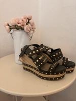 Wunderschöne Keilabsatzschuhe mit Nieten Größe 37 Hannover - Ahlem-Badenstedt-Davenstedt Vorschau