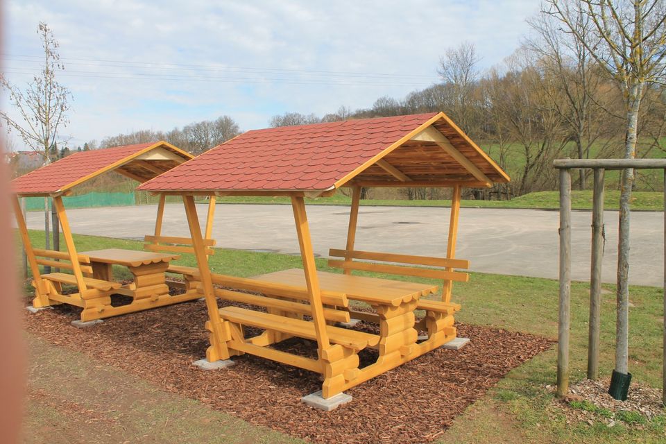 Sitzlaube Pavillon Überdachte Sitzgruppe Hütte Garnitur mit Dach in Massing