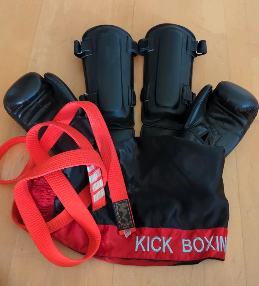 Kickboxen Training Ausrüstung Boxhandschuhe Schienbeinschoner in Rötz