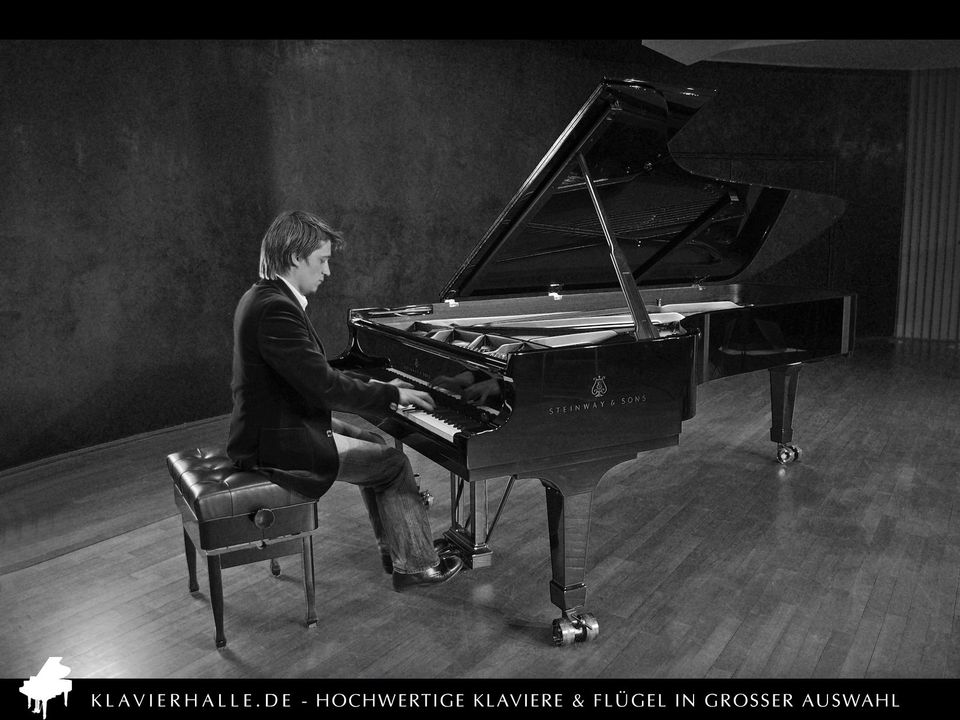 Yamaha Klavier, Modell U3, schwarz poliert ★ Renner-Hammerköpfe in Geist