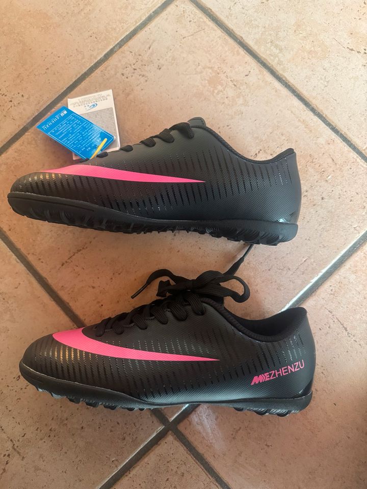 Fußballschuhe Jungen oder Mädchen Gr. 38 in Oldenburg