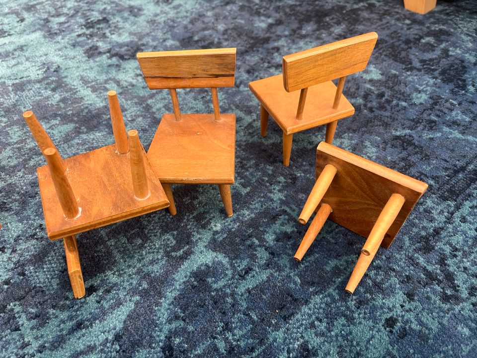 Spielzeug - Tisch und 4 Stühle in Stelle