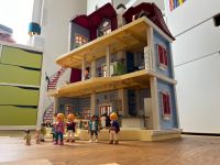 Playmobil Puppenhaus mit reichhaltiger Ausstattung und Figuren Berlin - Pankow Vorschau