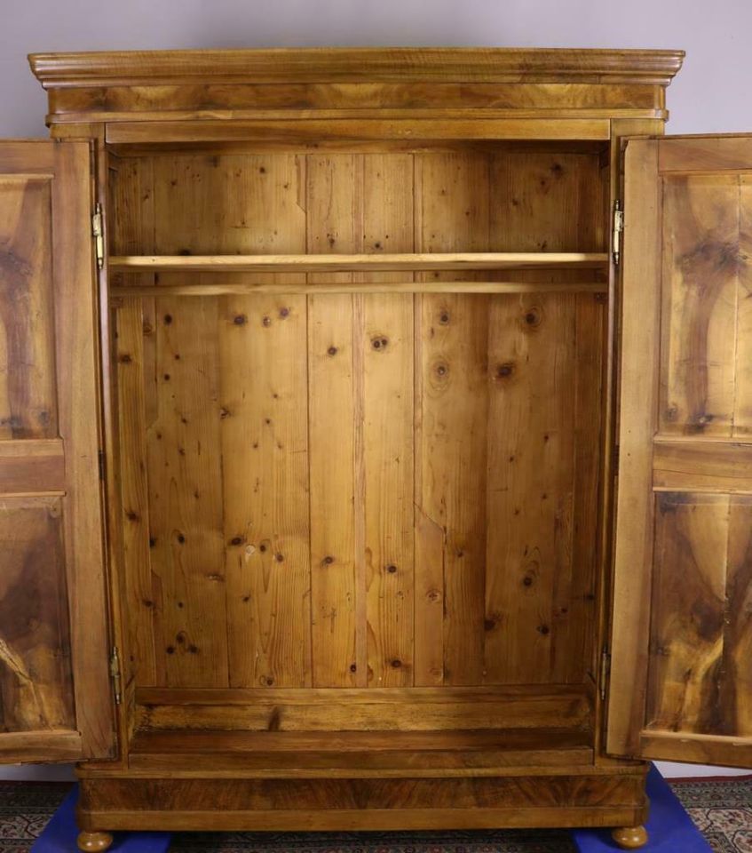 Antiker Nussbaum Schrank Kleiderschrank  Zeit um 1850  #12241 in Walldorf