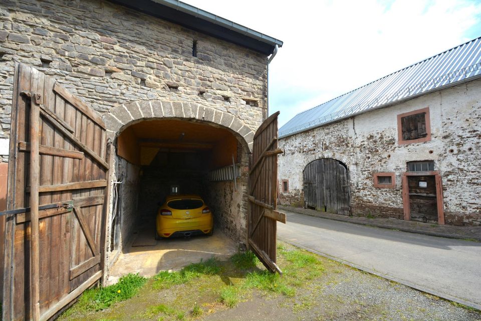 Saniertes ehemaliges Eifelbauernhaus mit ausgebauter Scheune in Dreis-Brück in Dreis-Brück