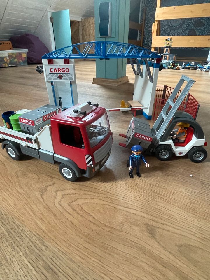 Playmobil City Action Cargohalle mit LKW und Gabelstapler in Groß-Umstadt