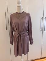 Elegantes Kleid mit Spitze in Flieder von Vila, Gr. L Nordrhein-Westfalen - Euskirchen Vorschau