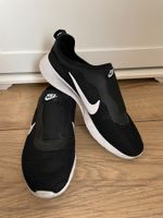 Nike Slip on Schuhe Sneaker schwarz weiß 41 Nordrhein-Westfalen - Lindlar Vorschau